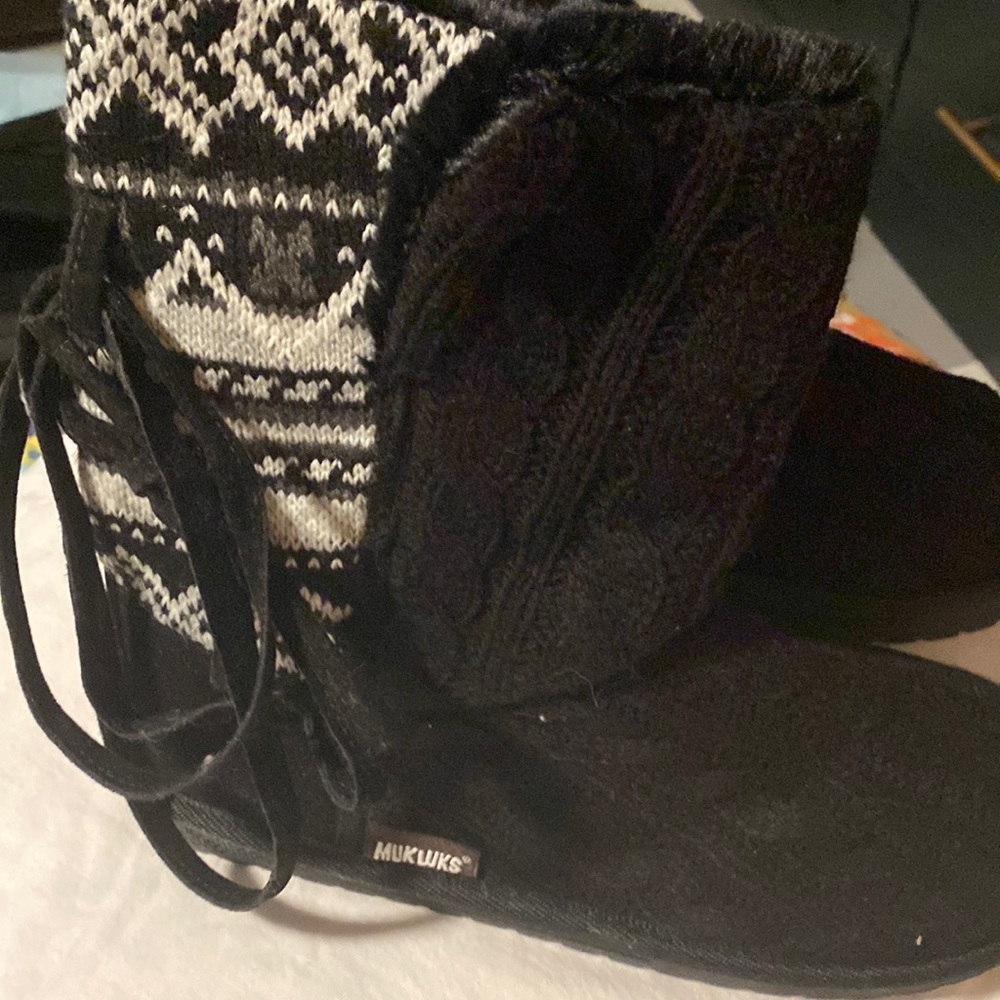 Sweater knit muk Luks boots. Cute! Size 8.
